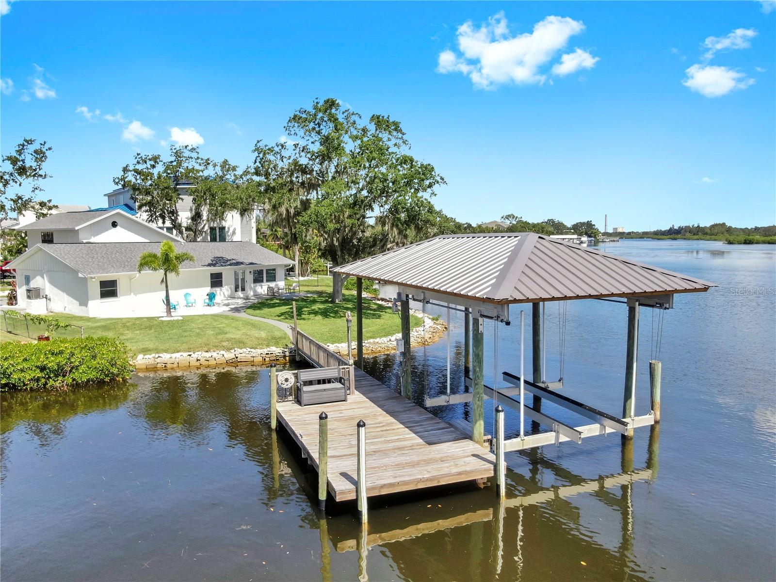 Property Photo: 424 Doric Court FL 34689