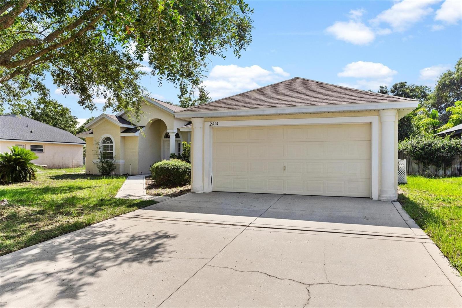 Property Photo:  2414 E Moonlight Lane  FL 32726 