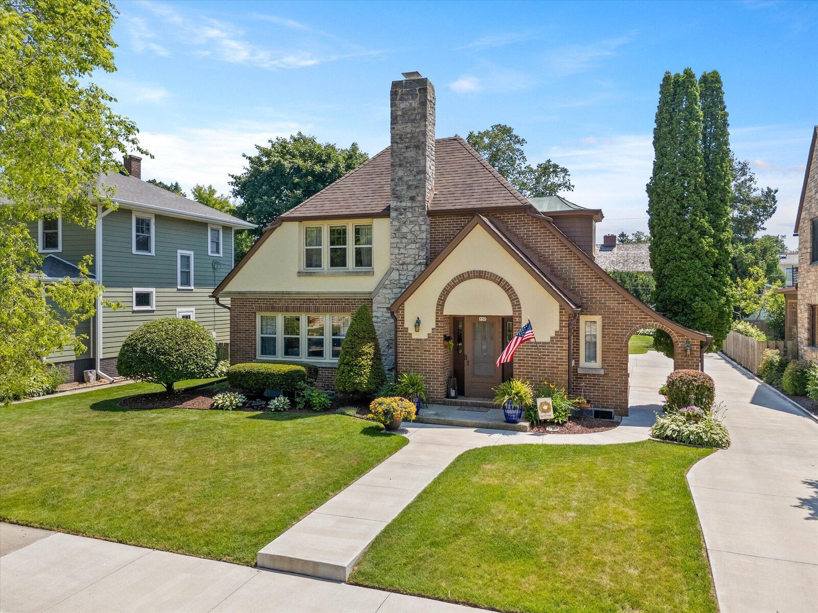 Property Photo:  117 Lake Ct  WI 53081 