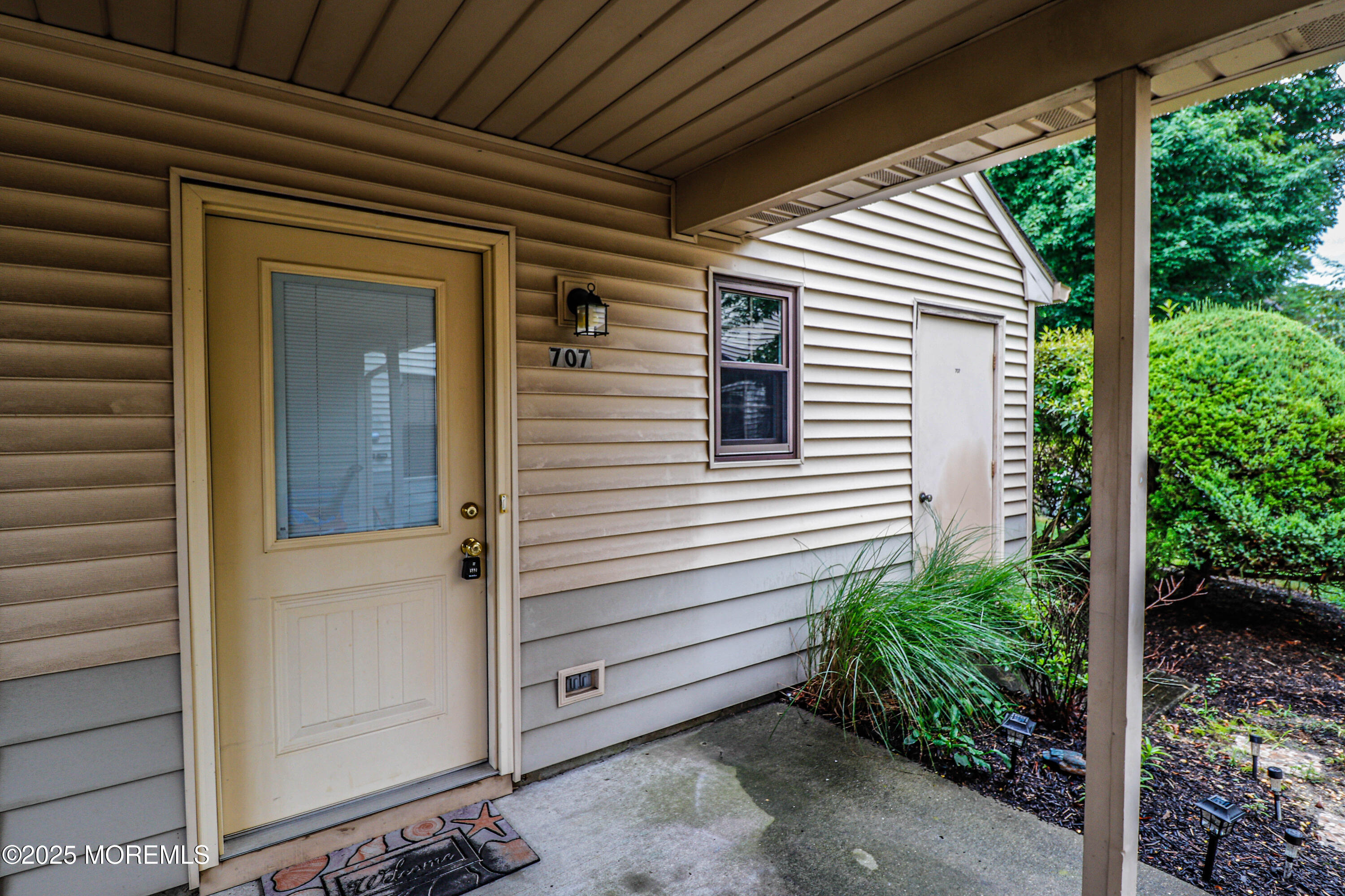 Property Photo:  707 Ivy Court  NJ 08527 