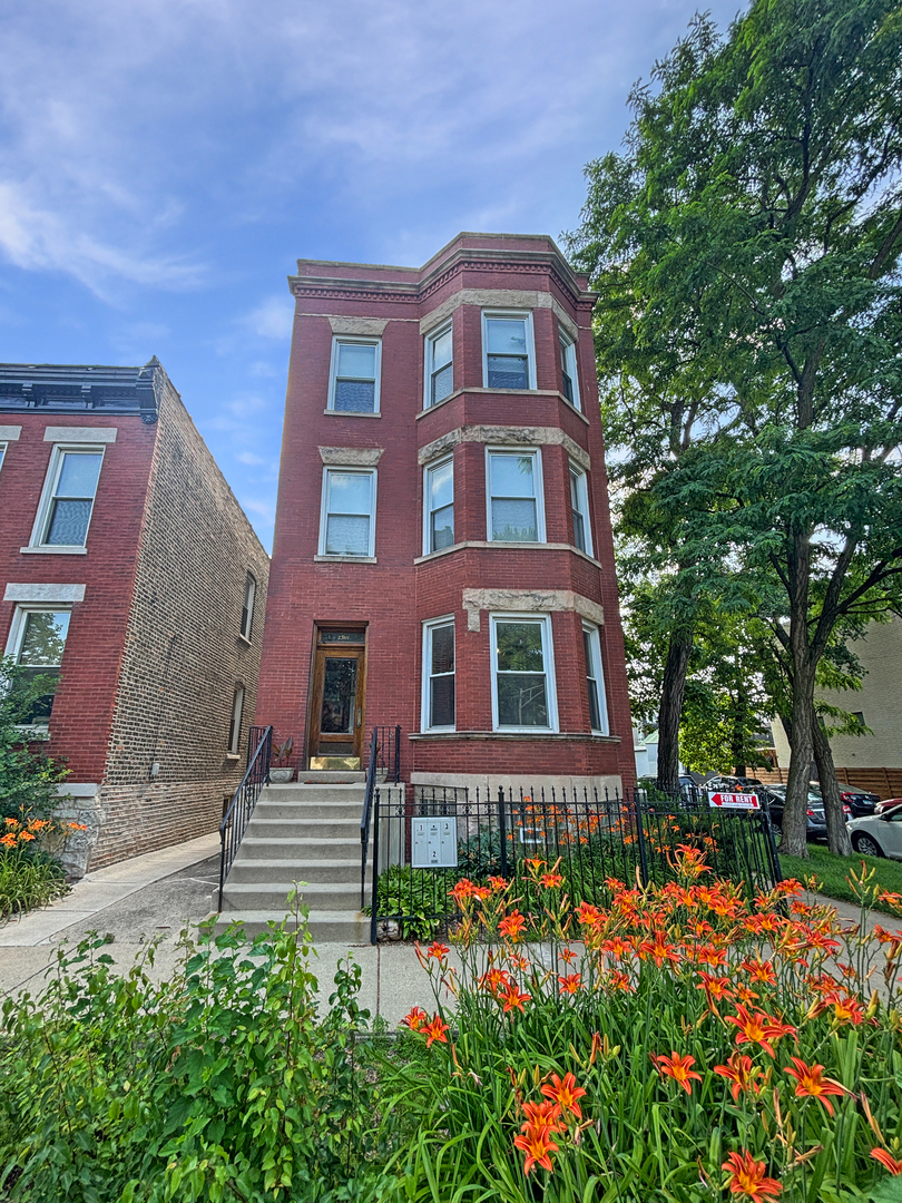 Property Photo:  2501 N Artesian Avenue 1  IL 60647 