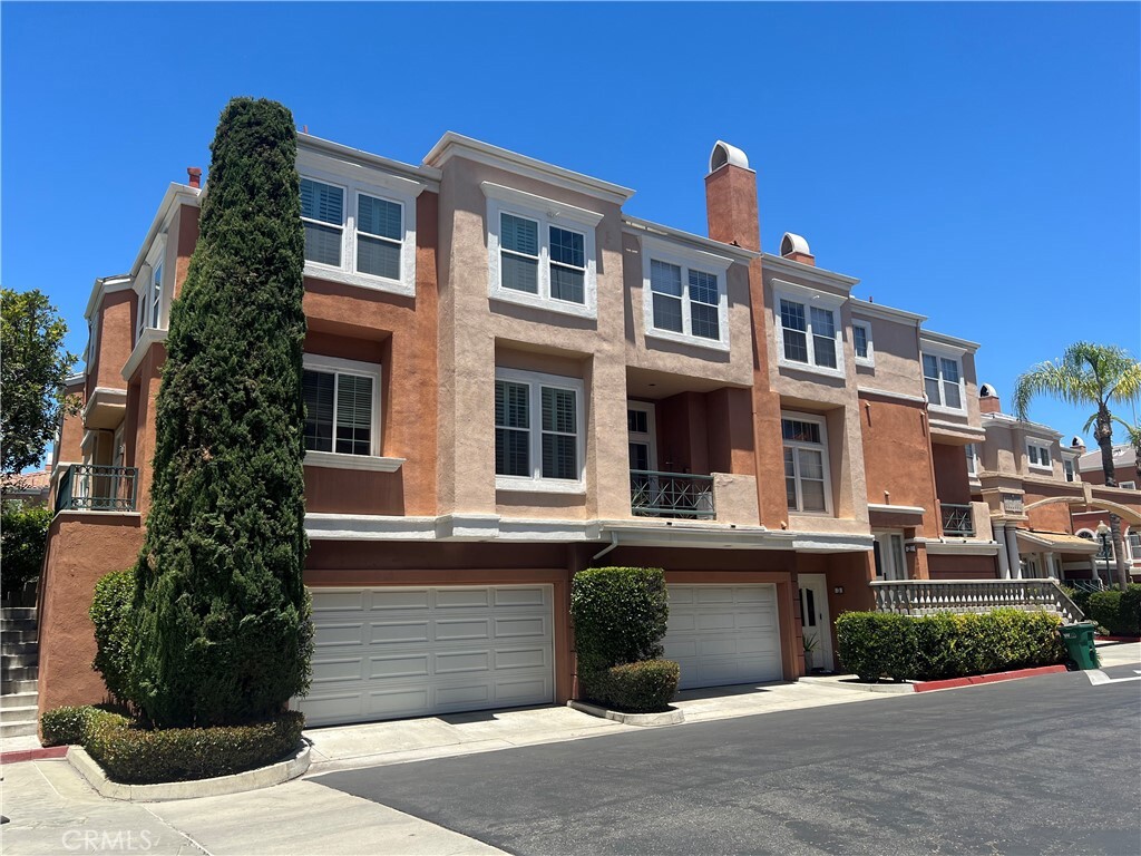 Property Photo:  4 Cuzzano Aisle  CA 92606 