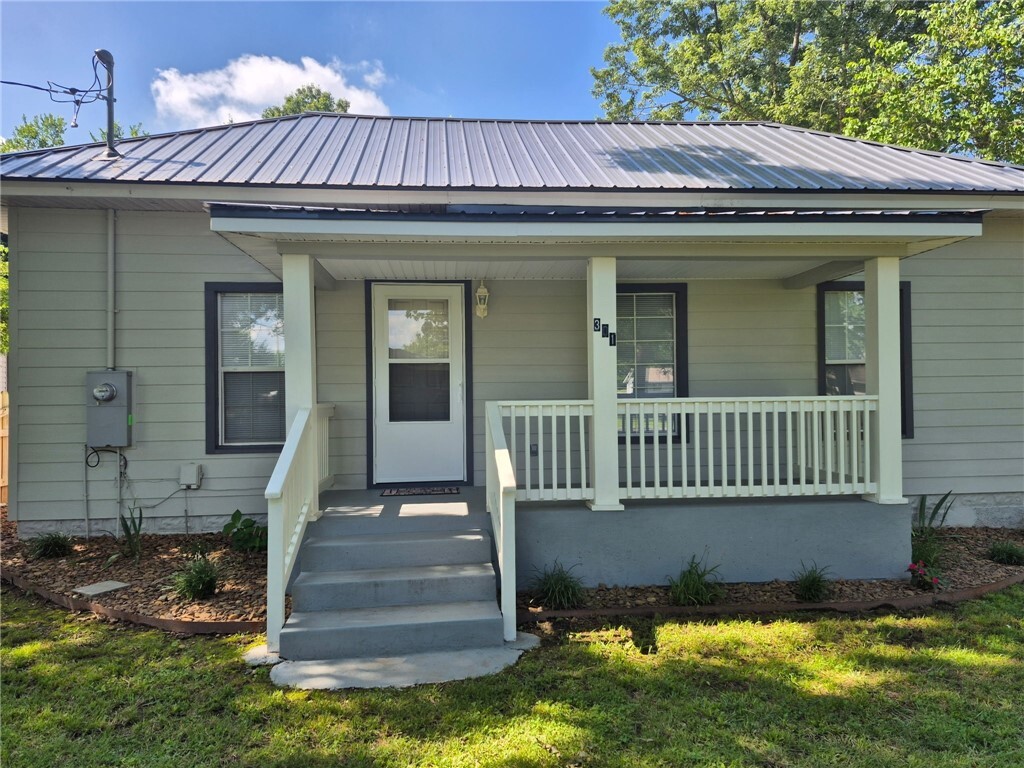 Property Photo: 301 SE Dallas Street AR 72736