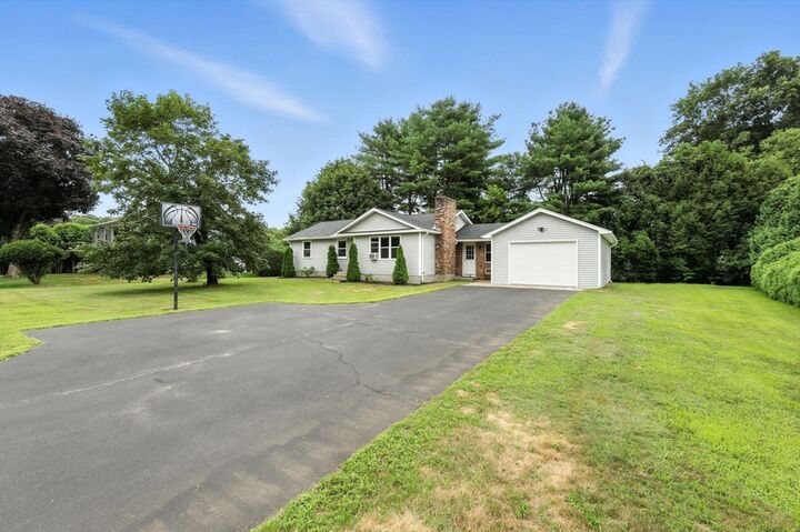 Property Photo: 6 Oakridge Cir MA 01027
