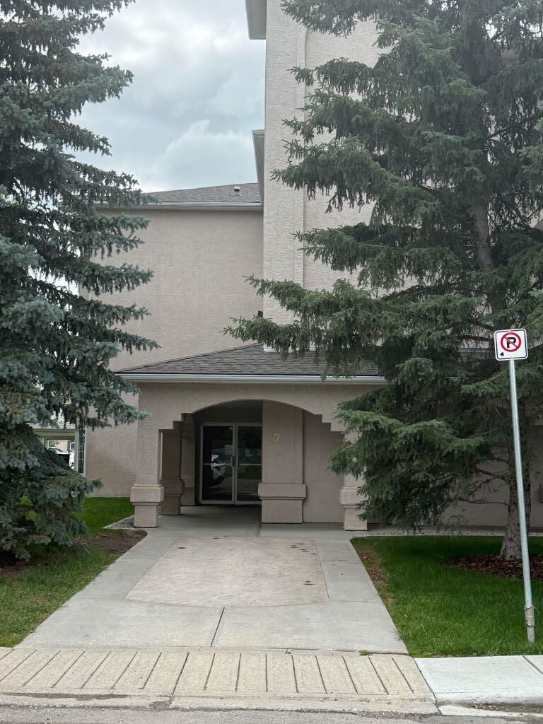 Property Photo:  7 Lineham Avenue 205  AB T1S 1Z2 