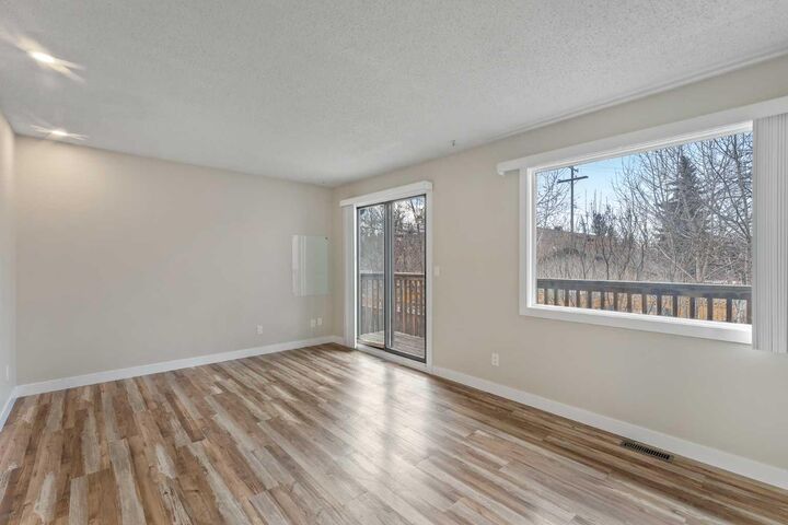 Property Photo: 423 10 Avenue NE AB T2E 0X5