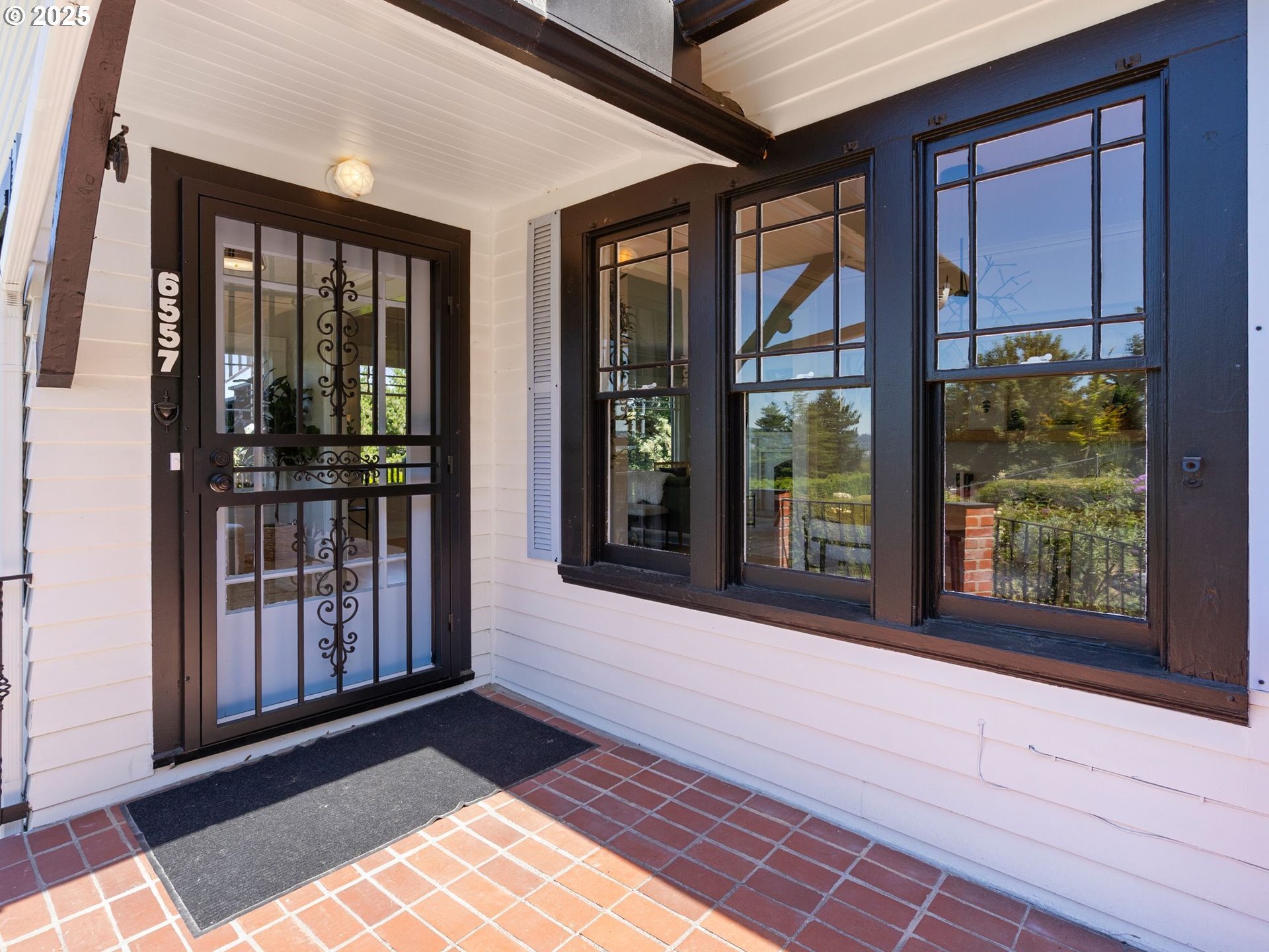Property Photo: 6557 SE Thorburn St OR 97215