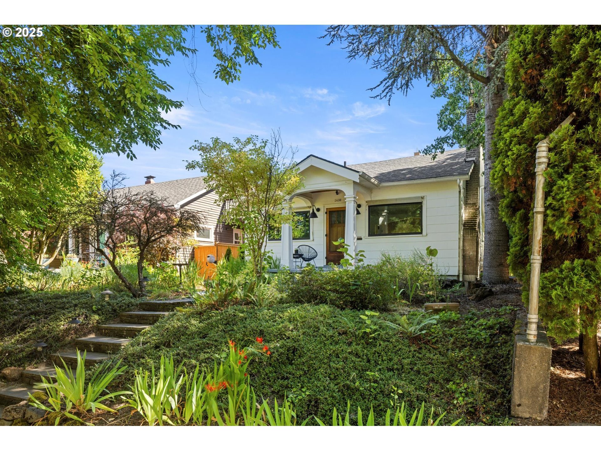 Property Photo: 2428 SE Ladd Ave OR 97214