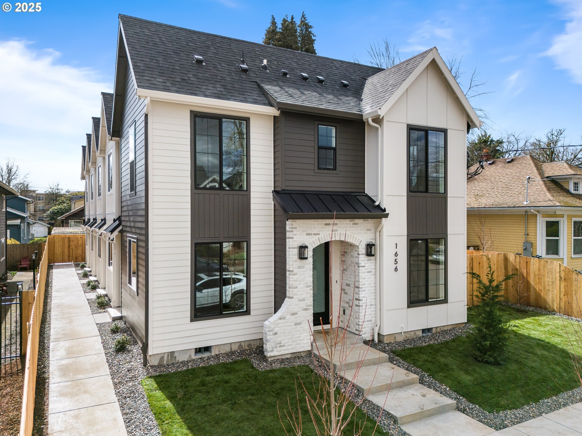 Property Photo: 1662 SE Umatilla St 4 OR 97202