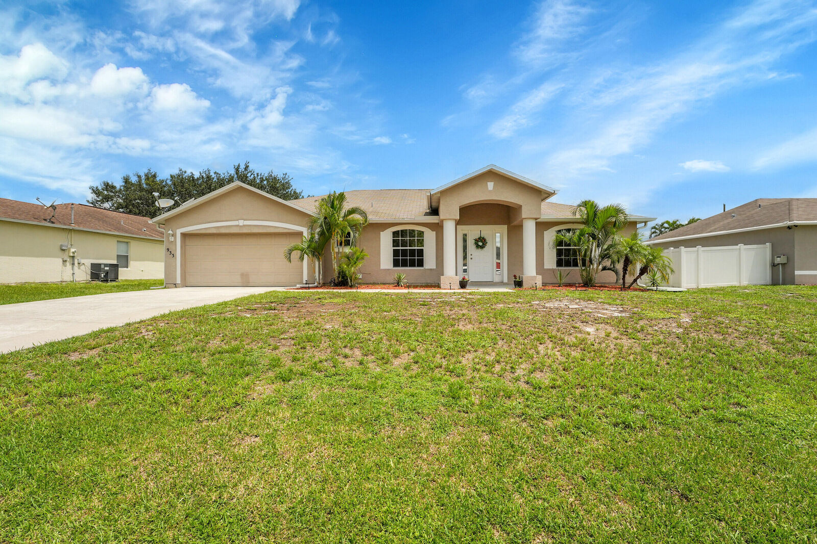 Property Photo: 933 SE Caravan Avenue FL 34983