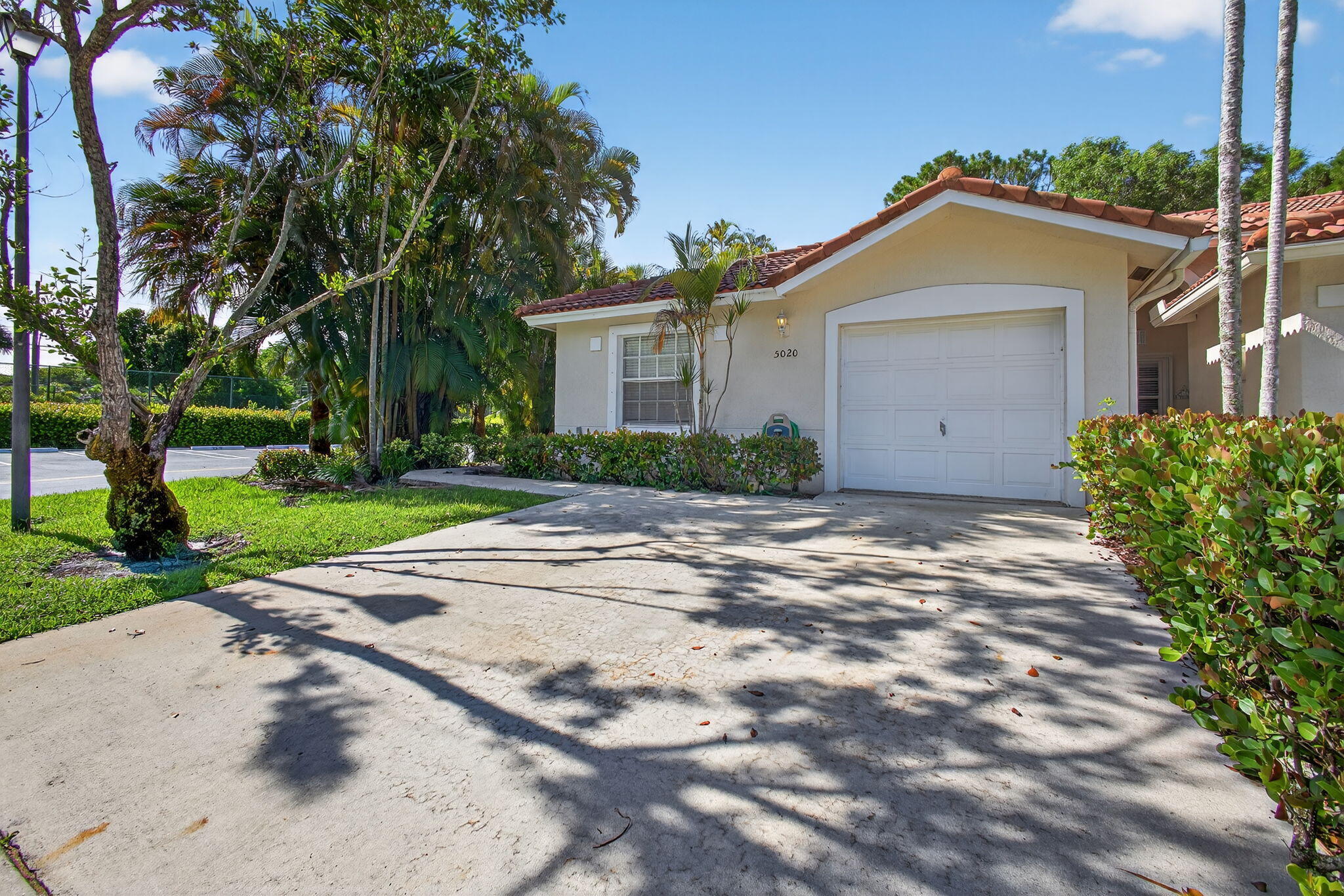 Property Photo: 5020 N La Sedona Circle FL 33484