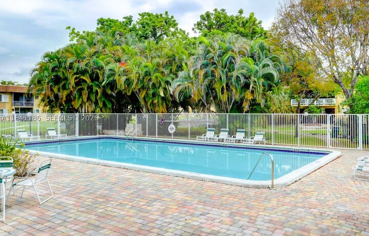 Property Photo:  5160 SW 40th Ave 26D  FL 33314 
