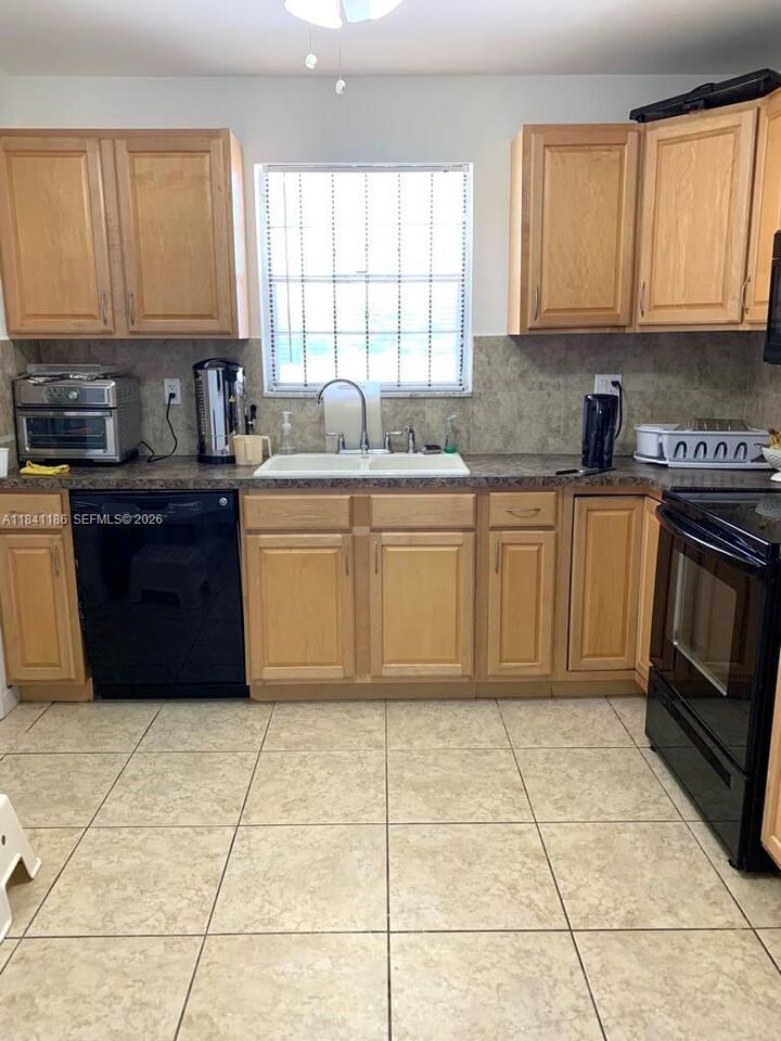 Property Photo:  5160 SW 40th Ave 26D  FL 33314 