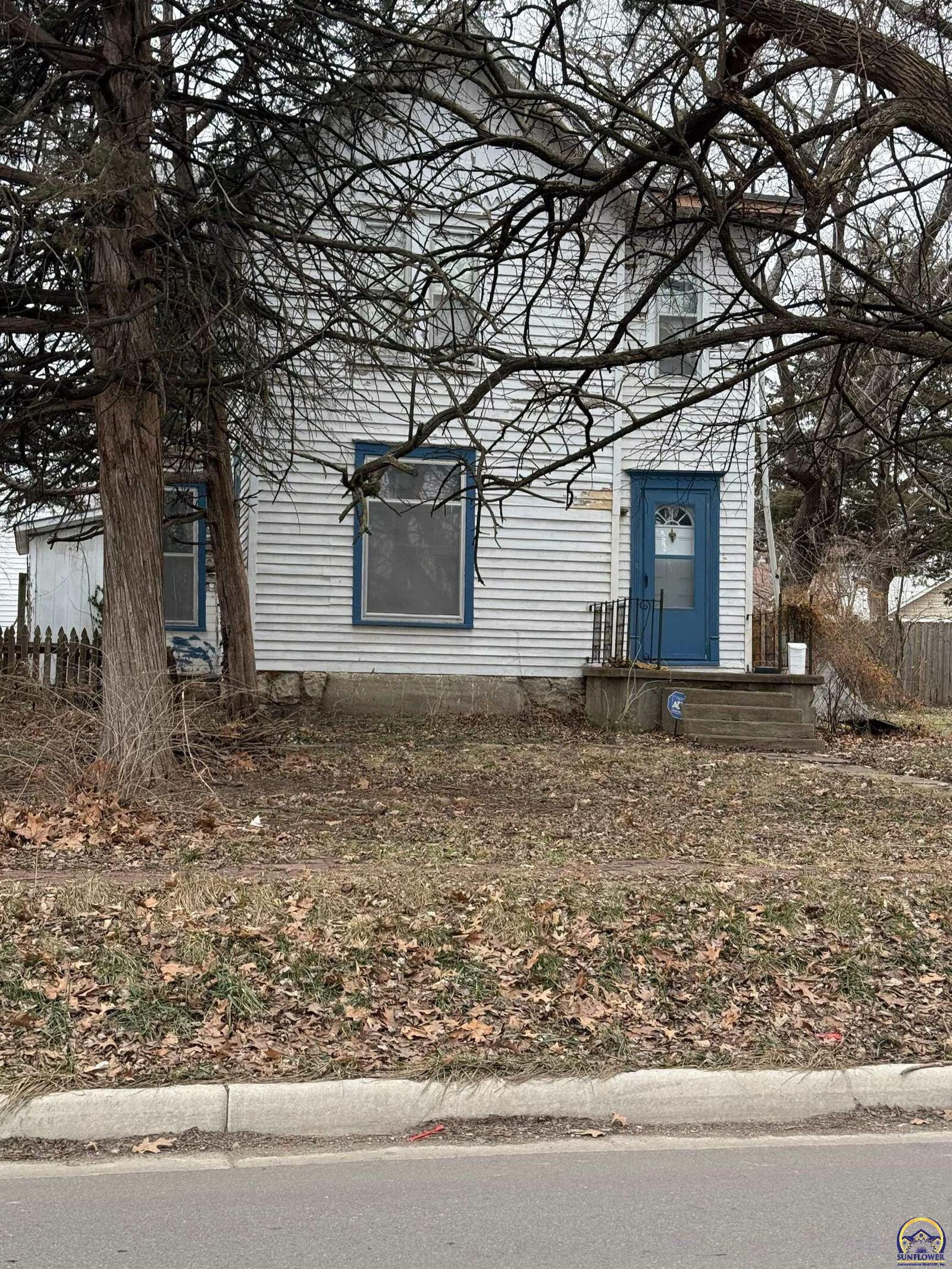 Property Photo:  1185 SW Macvicar Ave  KS 66604 