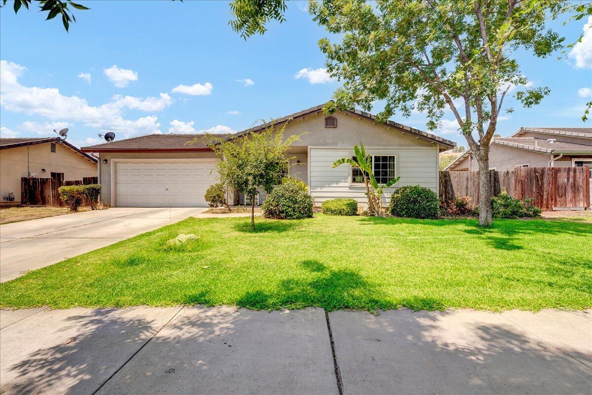 Property Photo:  1065 W Yale Avenue  CA 93247 