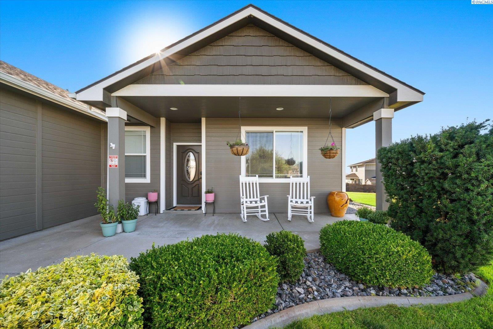Property Photo: 8912 S Grandview Ln WA 99338