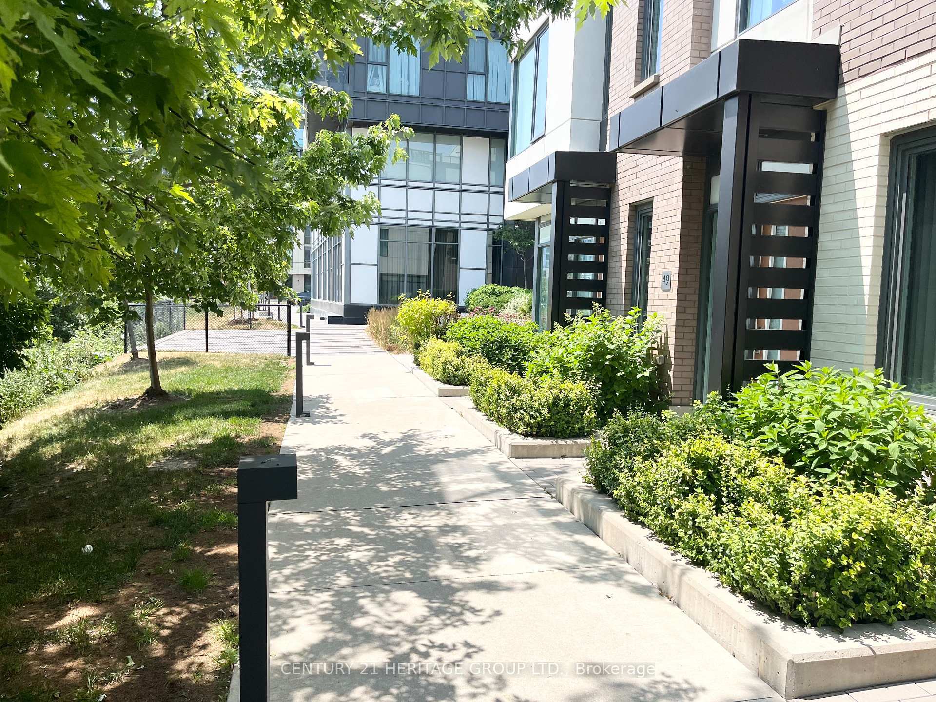 Property Photo: 1020 Portage Parkway Th50 ON L4K 0K3
