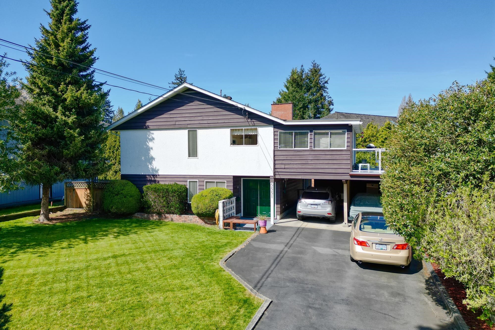 Property Photo: 5551 4 Avenue BC V4M 1H2