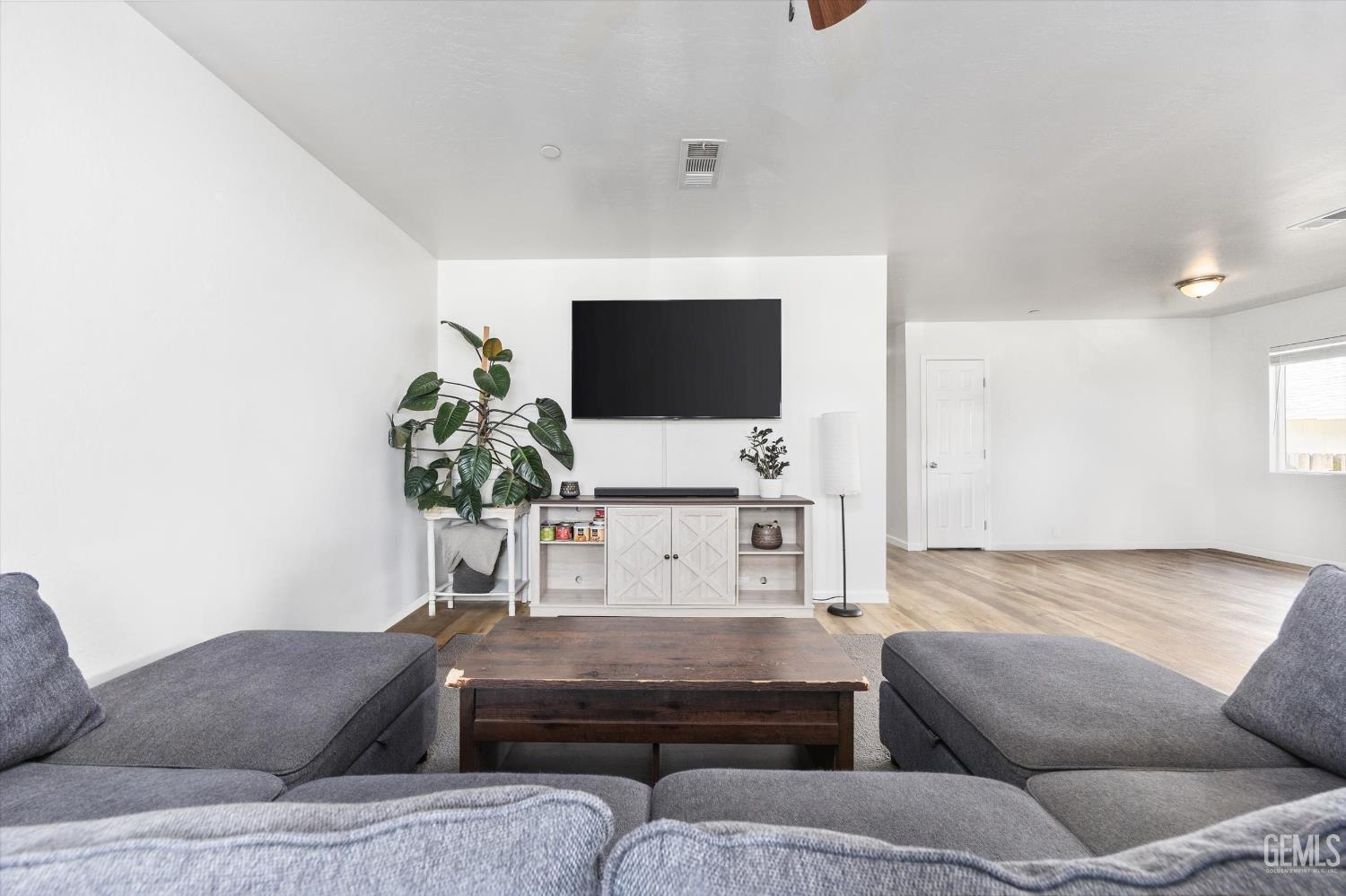 Property Photo: 313 Woodrow Street CA 93268