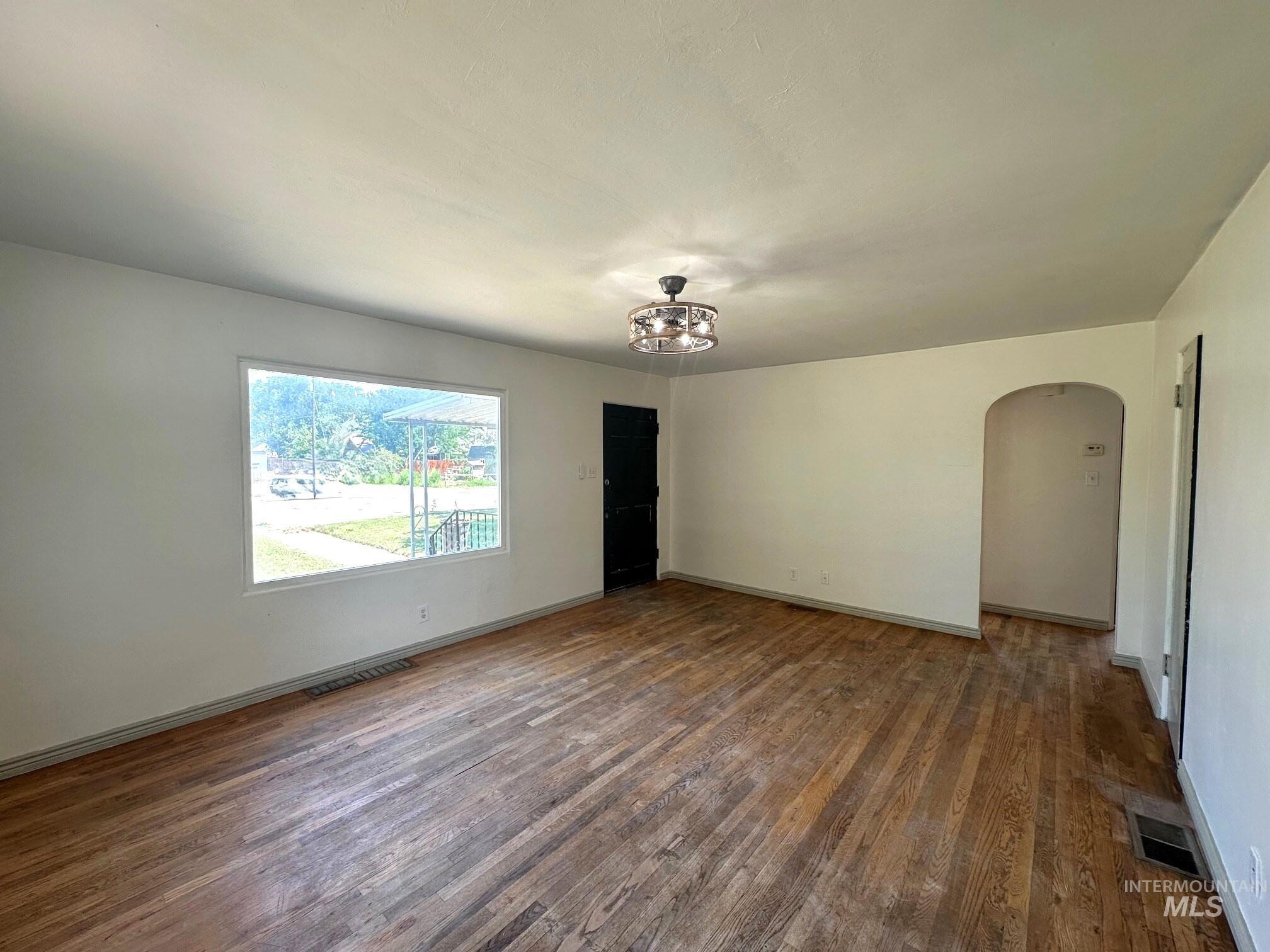 Property Photo: 264 SW 10th Ave OR 97914