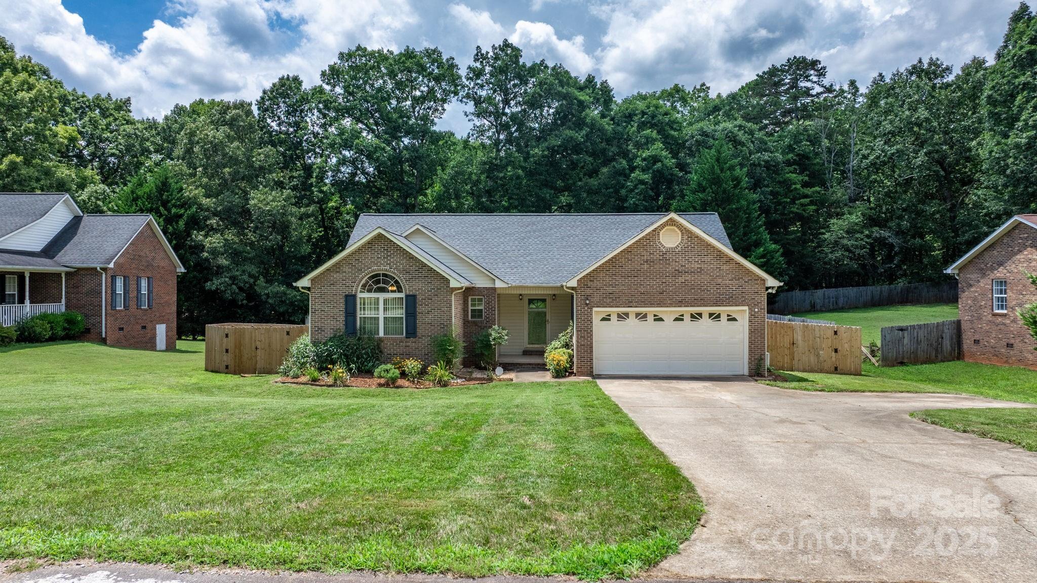 Property Photo: 5473 Twelve Oak Lane NC 28613