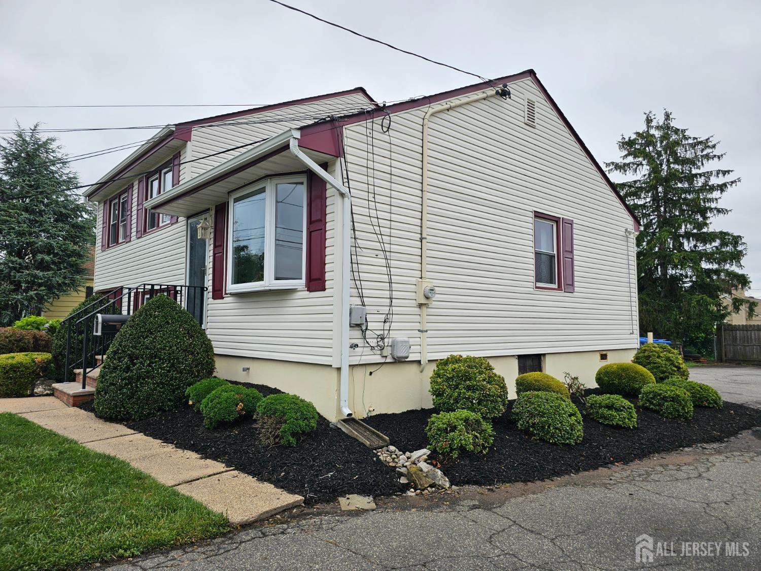 Property Photo:  304 Maple Avenue  NJ 07080 