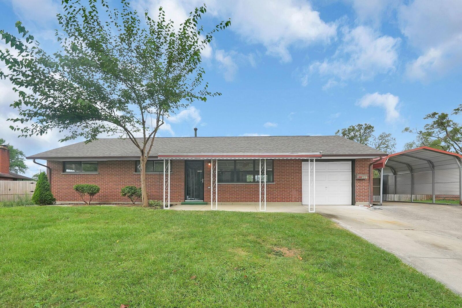 Property Photo:  909 Stephen W Drive  OH 43204 