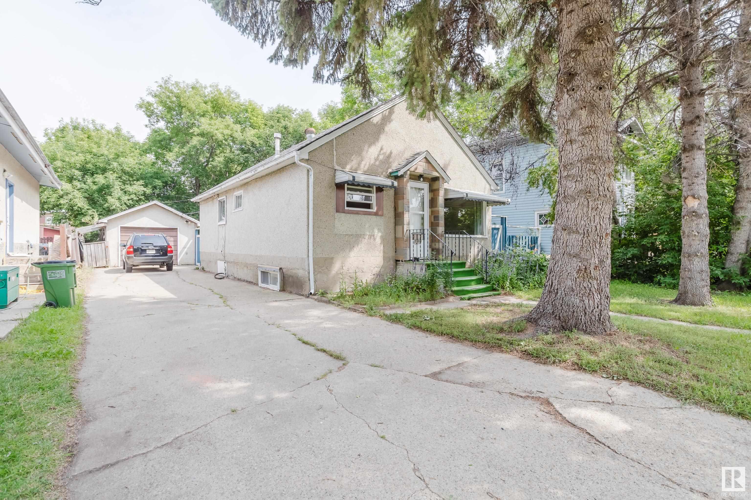 Property Photo:  11819 45 Street NW  AB T5W 2T3 