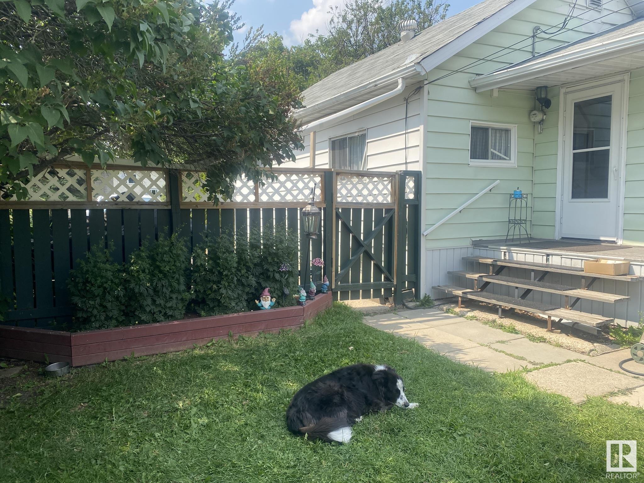 10807 152 Street NW  Edmonton AB T5P 1Z4 photo