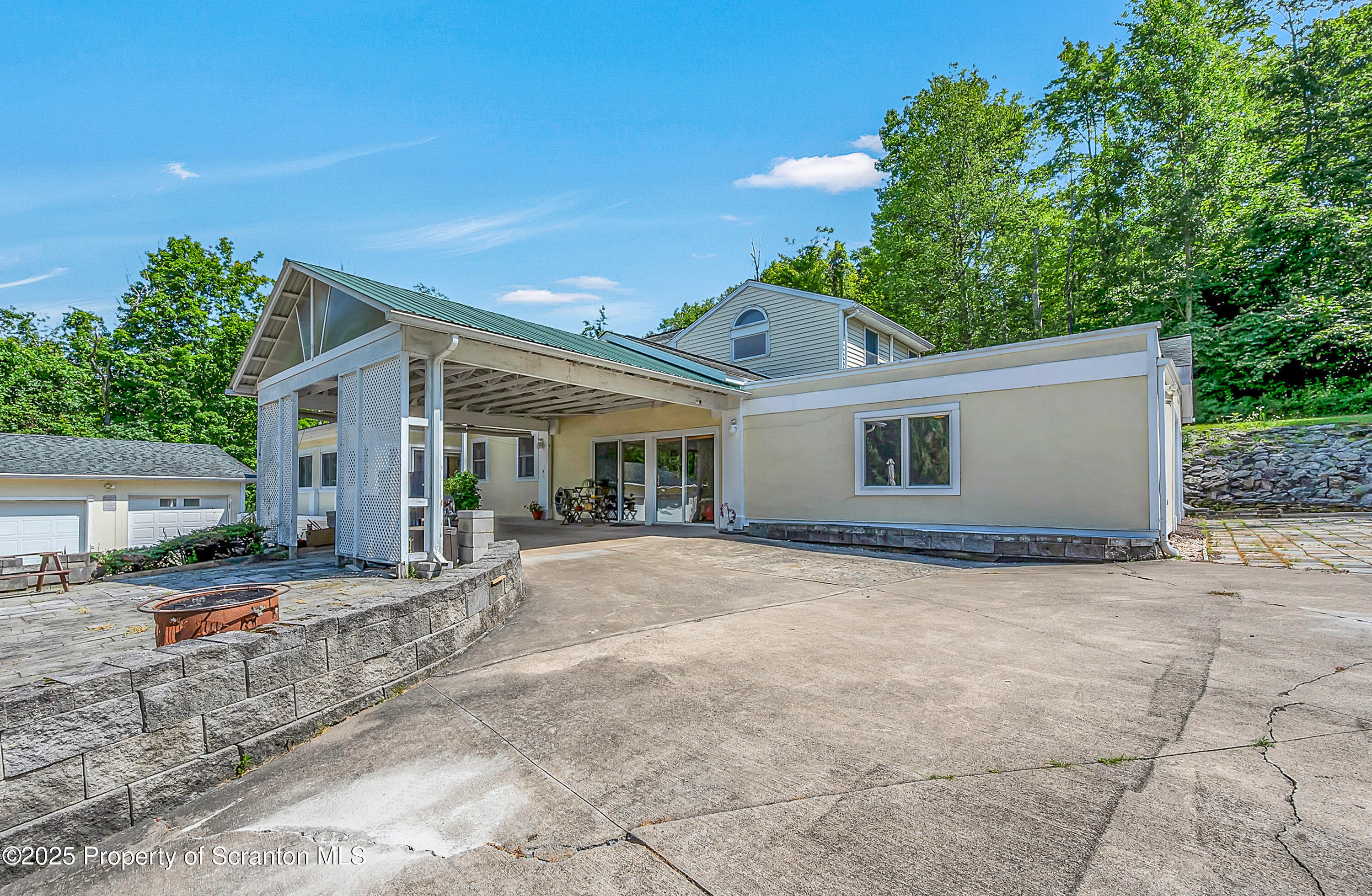 Property Photo:  831 Montdale Road  PA 18447 