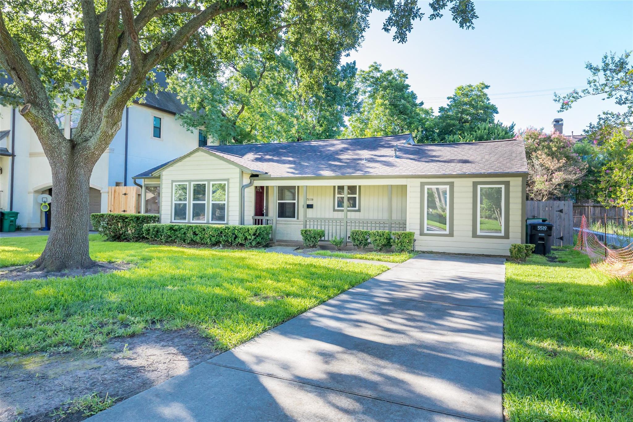 Property Photo: 5519 Huisache Street TX 77081