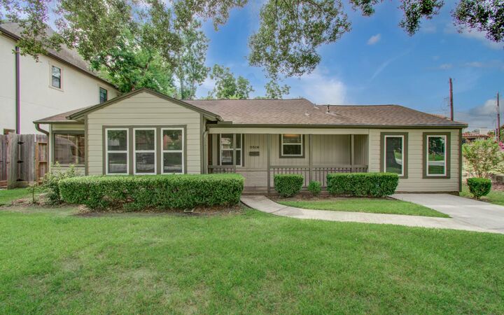 Property Photo: 5519 Huisache Street TX 77081