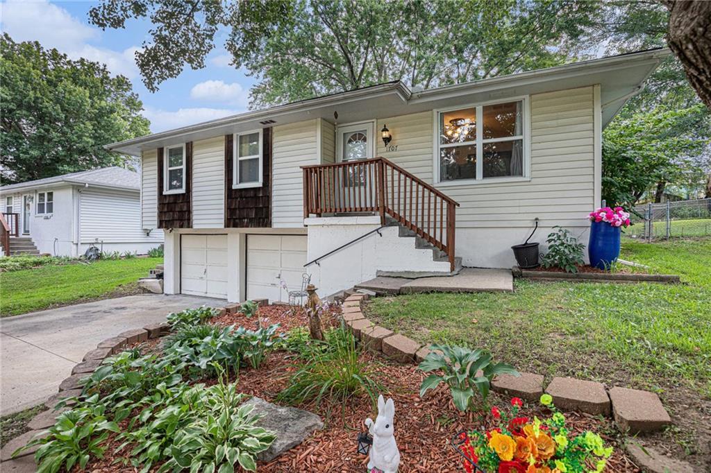 Property Photo:  1707 N Ponca Drive  MO 64058 