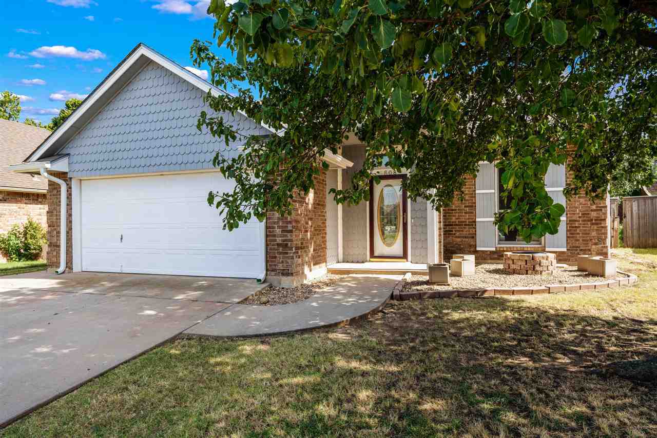 Property Photo: 6808 NW Surreywood Cir OK 73505