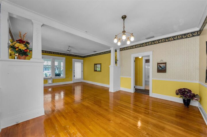 Property Photo:  3115 W Hawthorne Road  FL 33611 