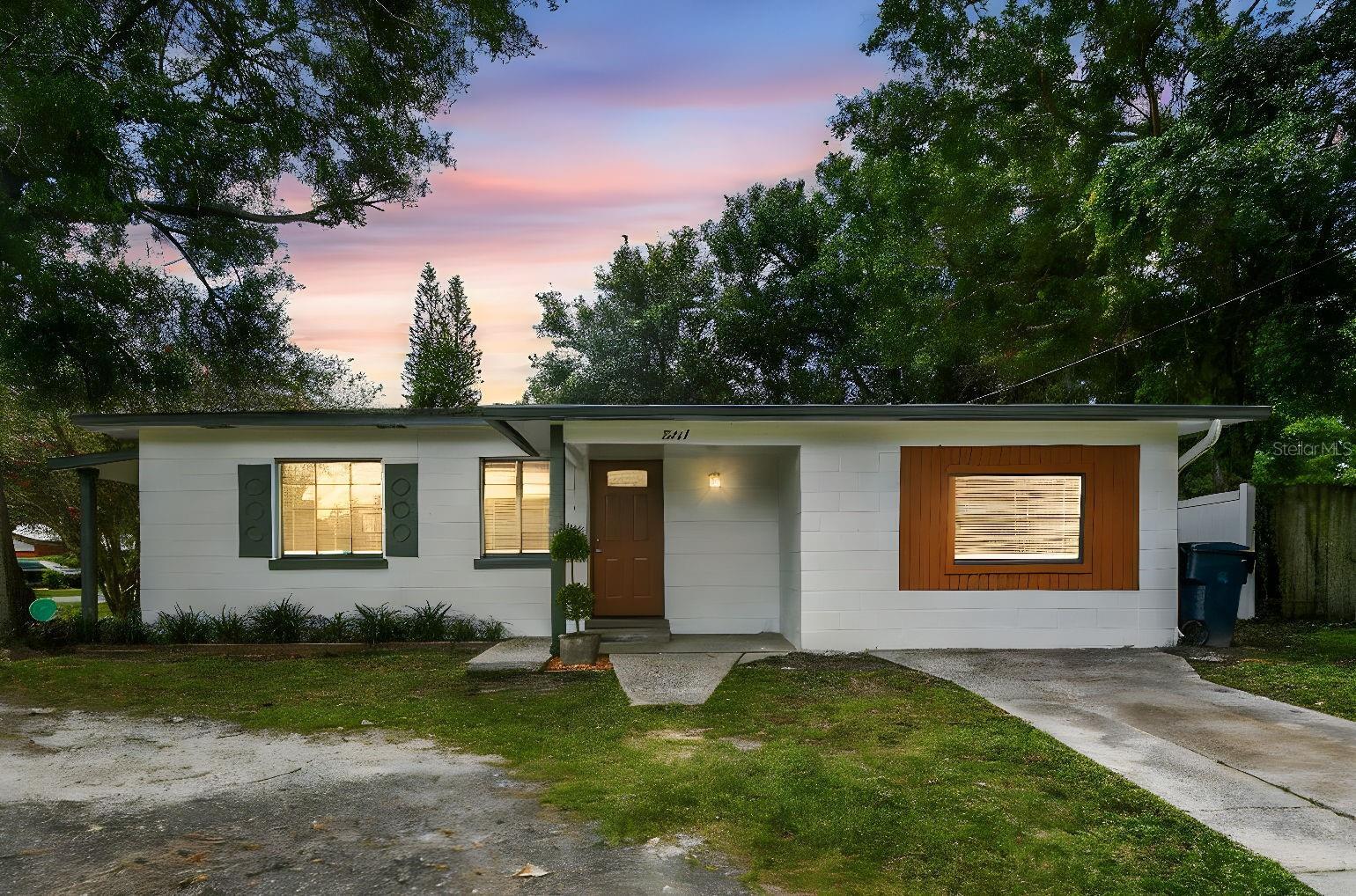 Property Photo: 2211 E Hanna Avenue FL 33610