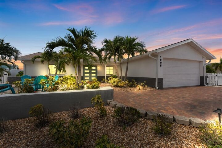 Property Photo: 1006 Sago Palm Way FL 33572