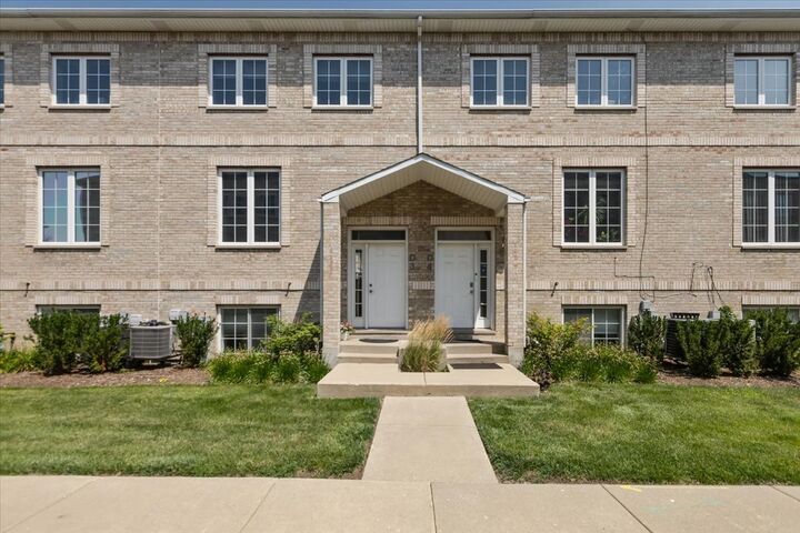 Property Photo:  183 N East River Road D3  IL 60016 