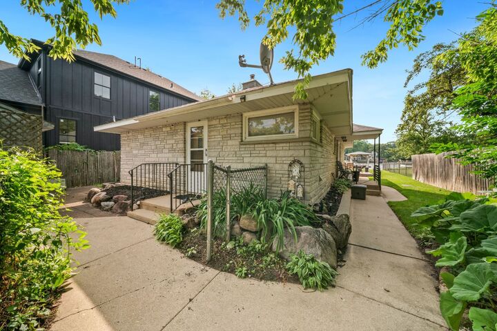 Property Photo:  1515 N River Road  IL 60051 