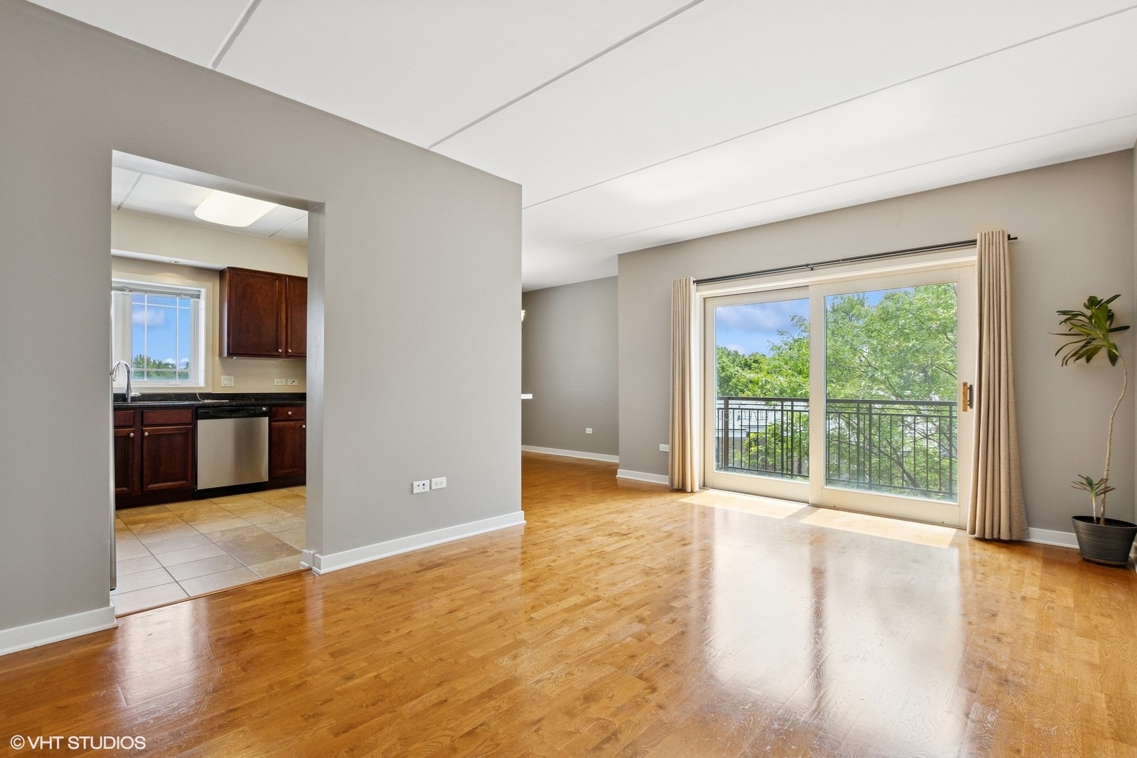 Property Photo: 5588 N Lincoln Avenue 404 IL 60625