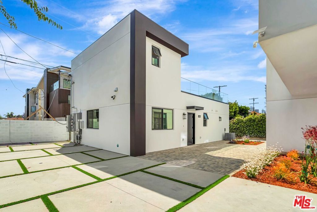 Property Photo:  1921 Federal Avenue 1921  CA 90025 