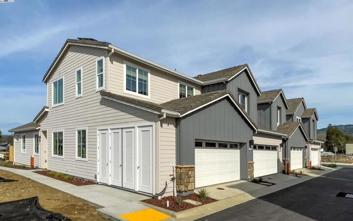 Property Photo:  119 Compass Drive 1803  CA 94558 