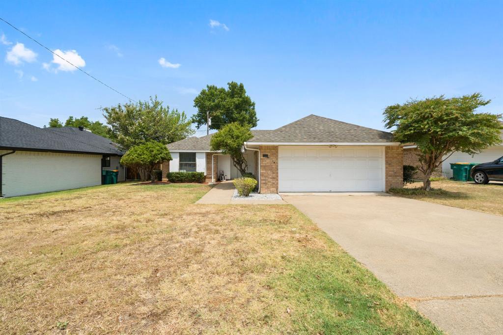 Property Photo: 750 Rosehill Lane TX 75104