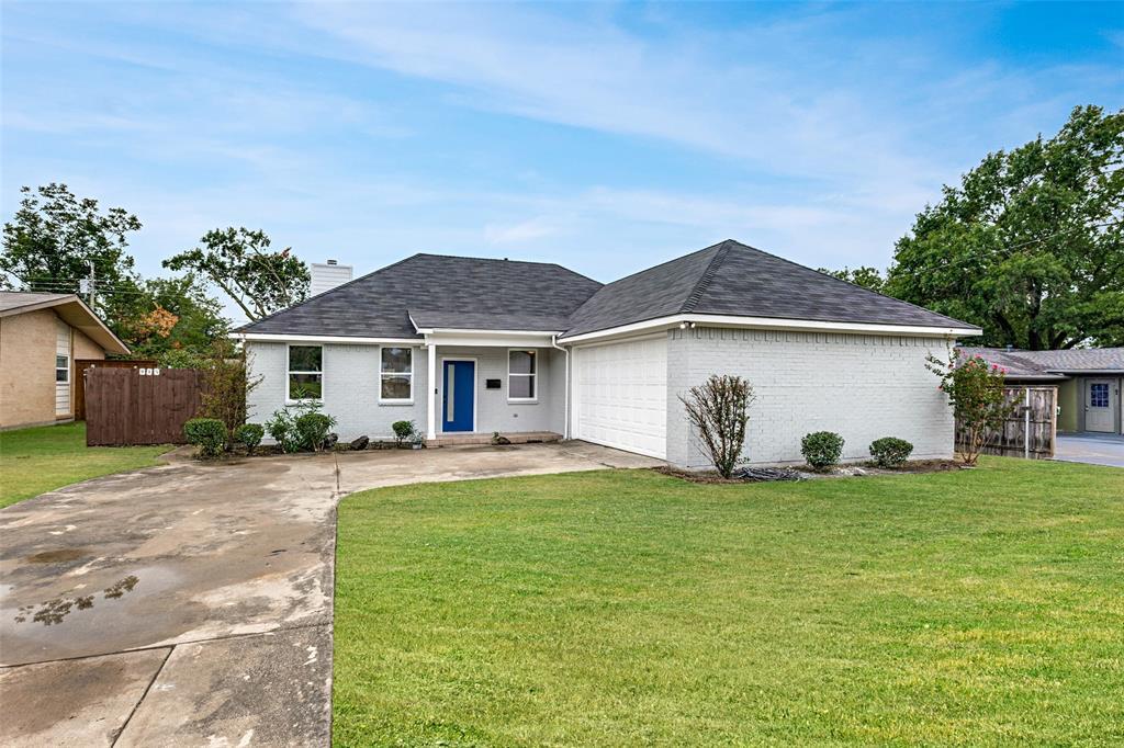 Property Photo: 915 Warfield Way TX 75080