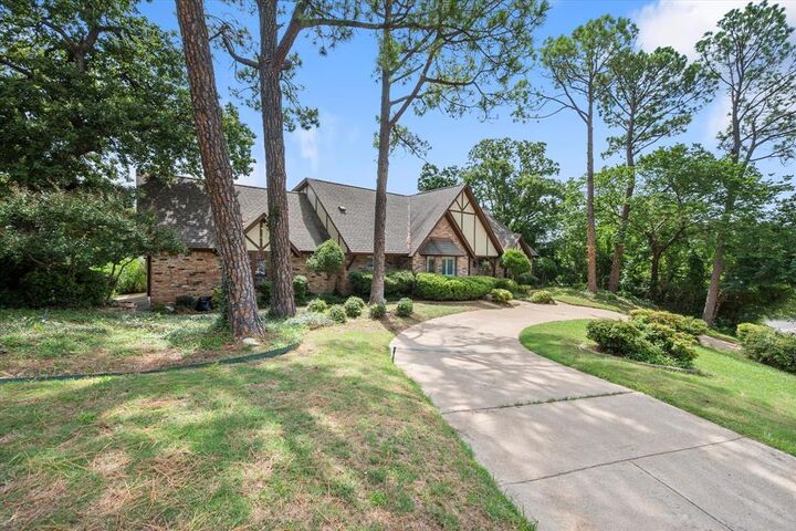 Property Photo:  1005 Acorn Court  TX 76012 