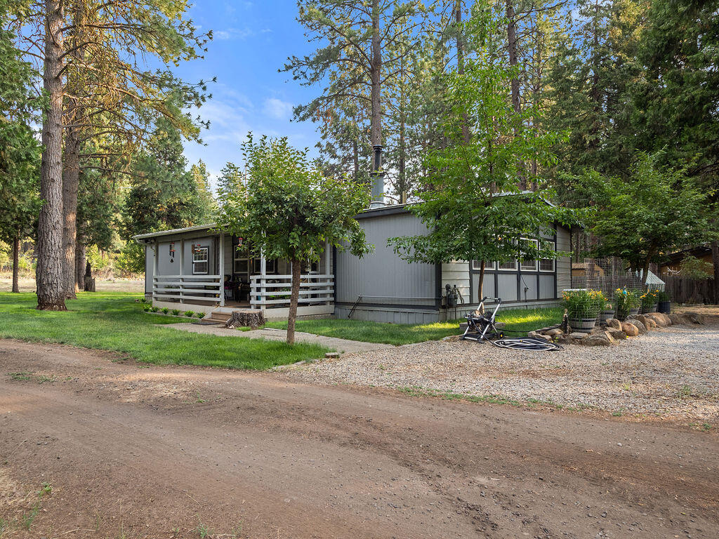 Property Photo: 18010 Ponderosa Lane OR 97601