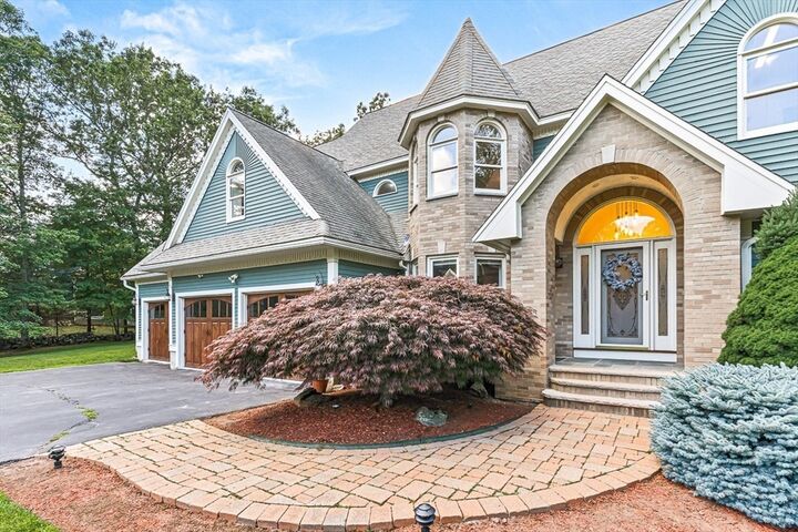 Property Photo:  13 Olde Coach Rd  MA 01864 