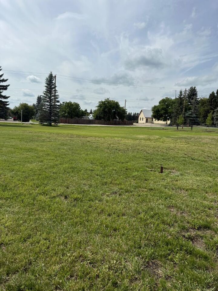 Property Photo: 116 2 Avenue W AB T0J 2R0