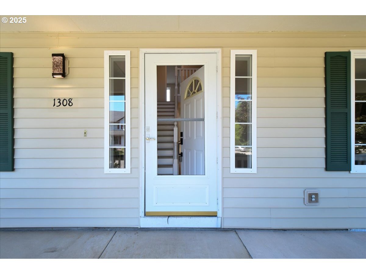 Property Photo:  1308 NE 18th Ave  WA 98604 