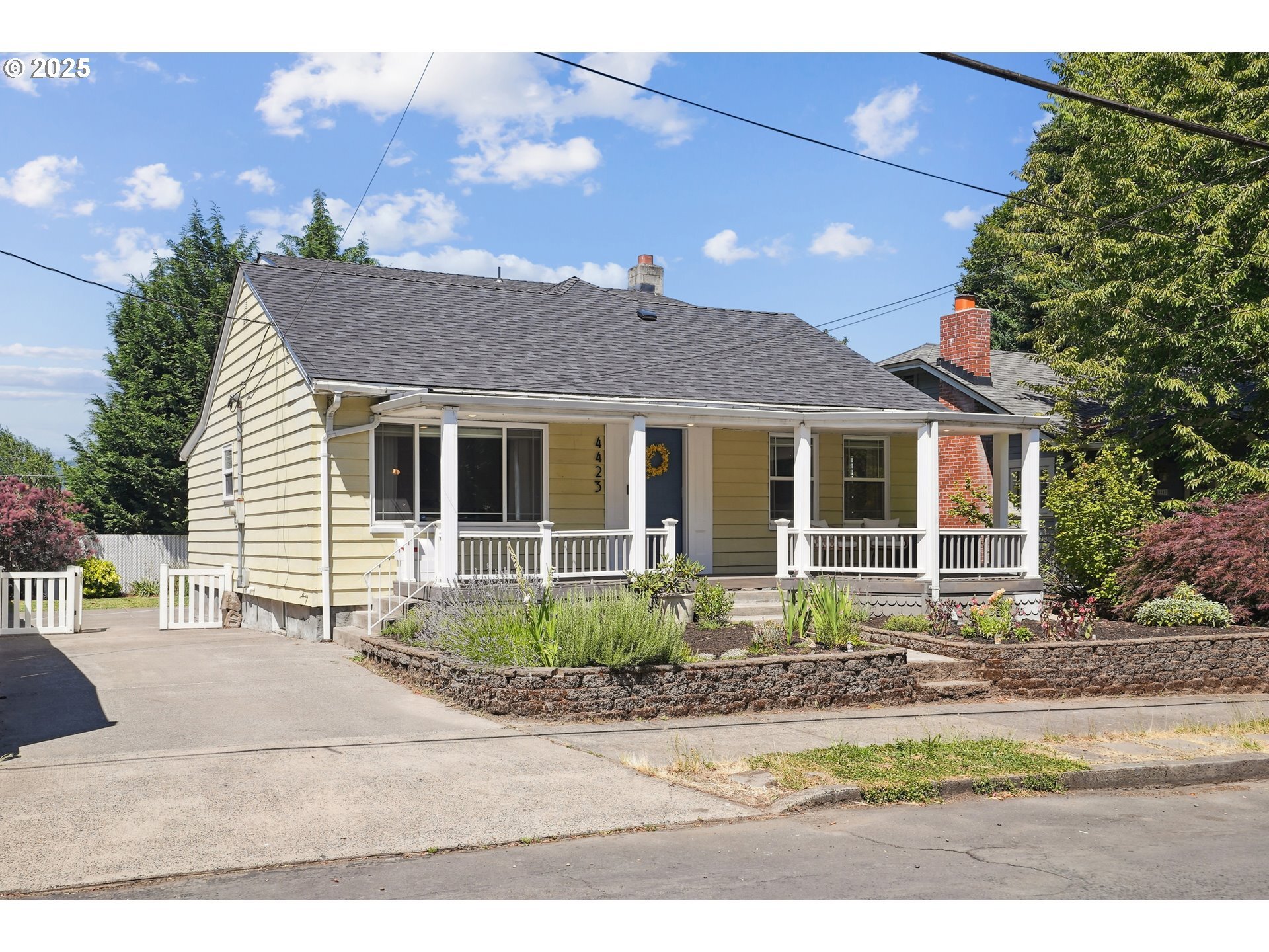 Property Photo: 4423 SE 31st Ave OR 97202
